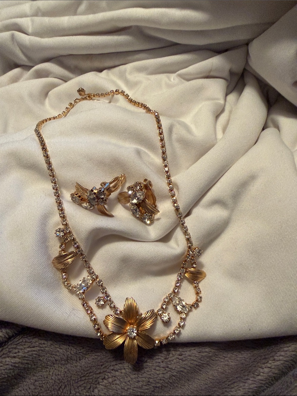 Vtg Unsigned Kramer New York Flower Leaves clip on earrings & Necklace set